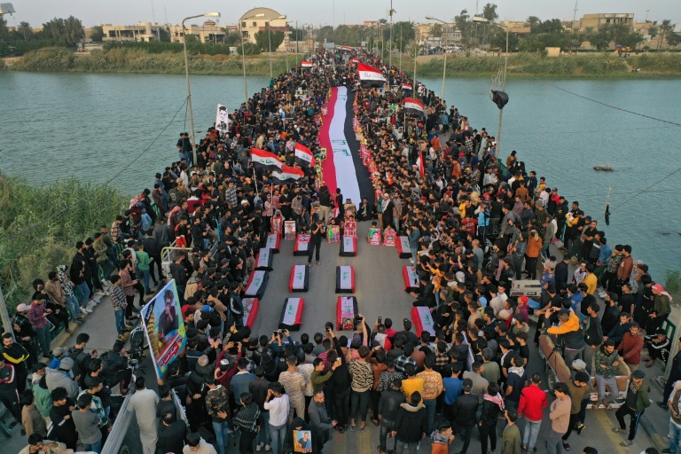 لقطة من الجو لمحتجين عراقيين على جسر الزيتون في مدينة الناصرية في 28 تشرين الثاني/نوفمبر 2021(ا ف ب)