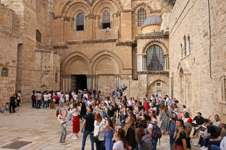  سياح يزورون كنيسة القيامة في القدس الشرقية في الأول من تشرني الثاني/نوفمبر 2021(ا ف ب)