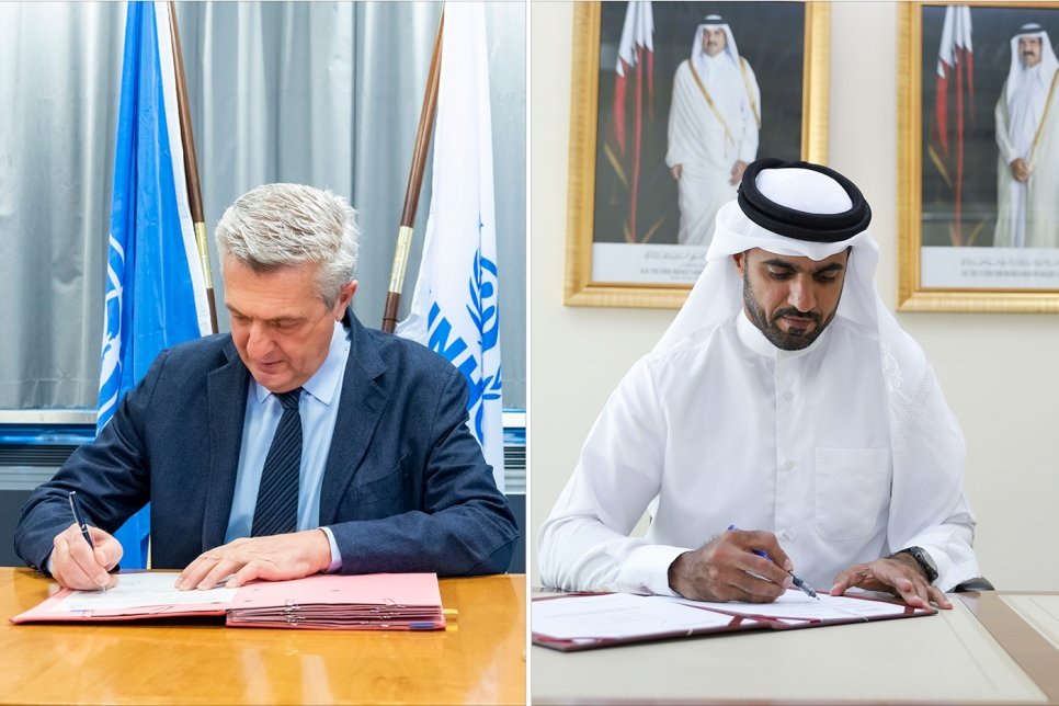 المفوض السامي فيليبو غراندي والمدير العام لصندوق قطر للتنمية خليفة الكواري خلال التوقيع على اتفاقية متعددة السنوات مع صندوق قطر للتنمية بقيمة 8 مليون دولار أمريكي.  © UNHCR/Mark Henley - QFFD