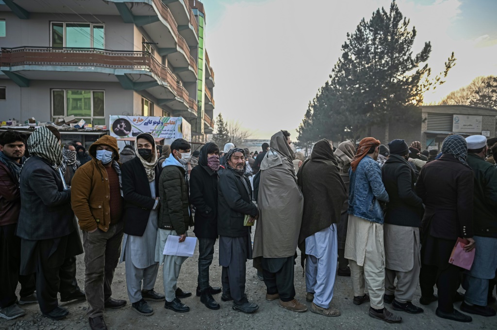 صورة مؤرخة في 19 كانون الاول/ديسمبر 2021 لطوابير شكّلها أفغان أمام مكتب إصدار جوازات السفر في كابول (أ ف ب)