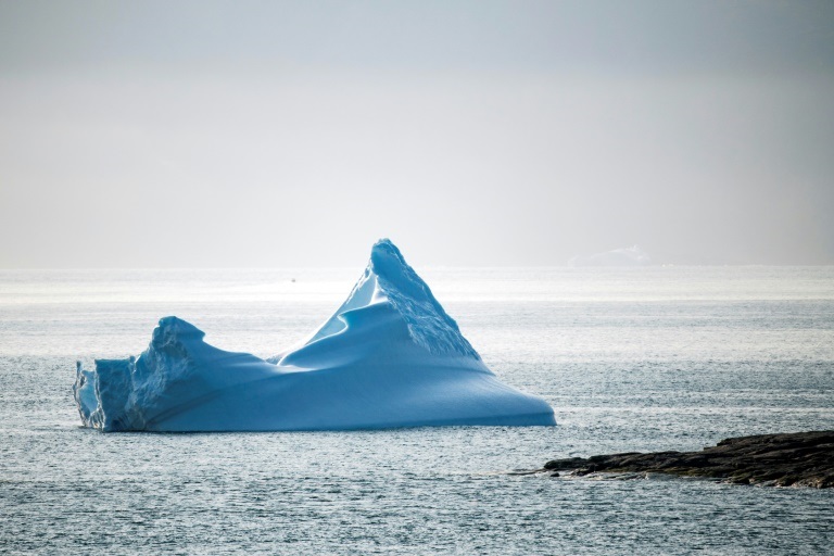 صورة التقطت في 20 آب/أغسطس 2019 تُظهر جبلًا جليديًا يطفو قبالة ساحل كولوسوك في غرينلاند (ا ف ب)