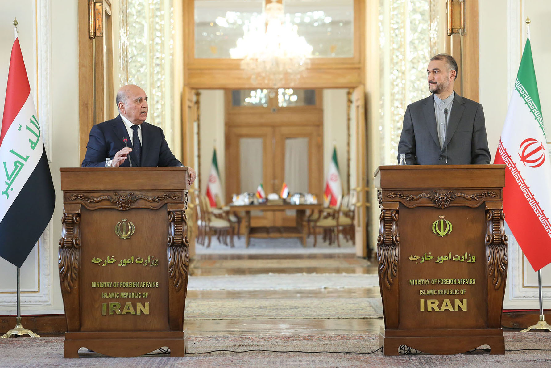  طهران: وزير الخارجية الإيراني حسين أمير عبد اللهيان ونظيره العراقي فؤاد حسين يعقدان مؤتمرا صحفيا مشتركا عقب اجتماعهما في مبنى وزارة الخارجية الإيرانية.(د ب أ)