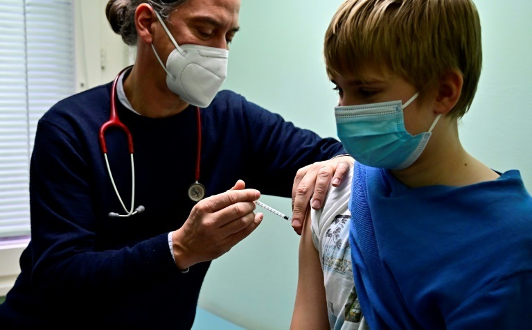 طبيب أطفال يلقح مراهقًا في عيادته في 14 كانون الأول/ديسمبر 2021(ا ف ب)