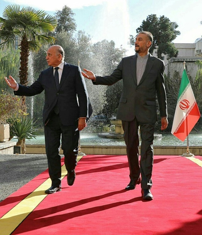 وزير الخارجية الإيراني حسين أمير عبداللهيان (الى اليمين) مستقبلا نظيره العراقي فؤاد حسين في طهران، في 23 كانون الأول/ديسمبر 2021.(ا ف ب)