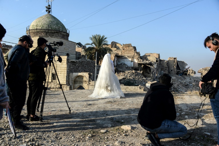 طلاب سينما يصوّرون فيلما قصيرا بين الأنقاض في مدينة الموصل العراقية معقل تنظيم الدولة الإسلامية سابقا في 15 كانون الأول/ديسمبر 2021(ا ف ب)
