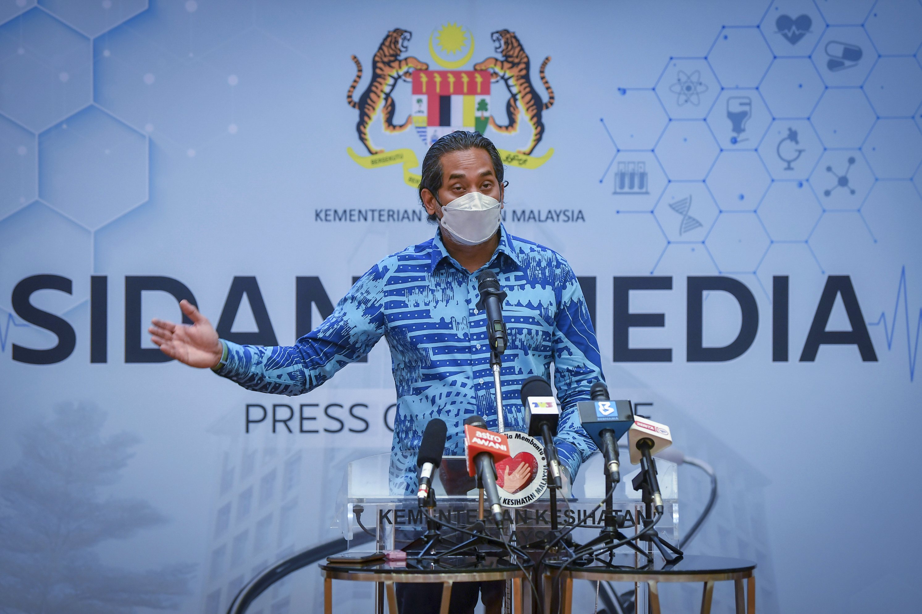  وزير الصحة الماليزي خيري جمال الدين يتحدث خلال مؤتمر صحفي، أكد فيه أول حالة من نوع فيروس أوميكرون التاجي في البلاد(د ب أ)
