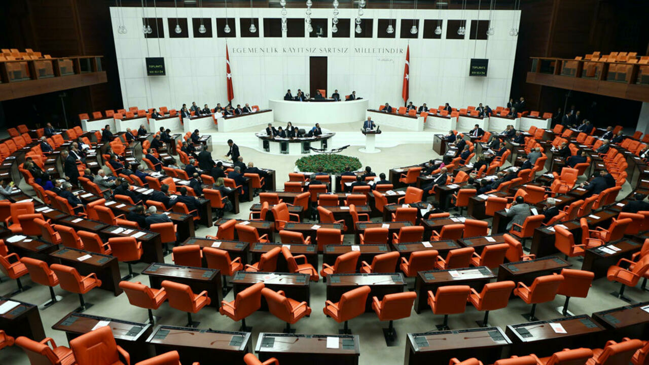 يُزعم أن إجمالي 454 شخصا من هؤلاء المستهدفين، أعضاء في حركة جولن ومؤسسة تابعة لها (أ ف ب)