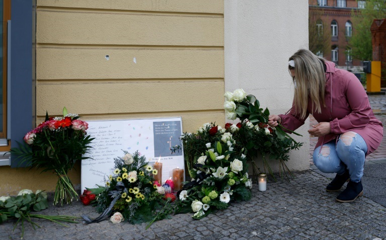 أزهار وشموع أمام مركز رعاية الإعاقة في مدينة بوتسدام الألمانية بعد وقوع جريمة قتل النزلاء الأربعة في نيسان/أبريل 2021 (ا ف ب)