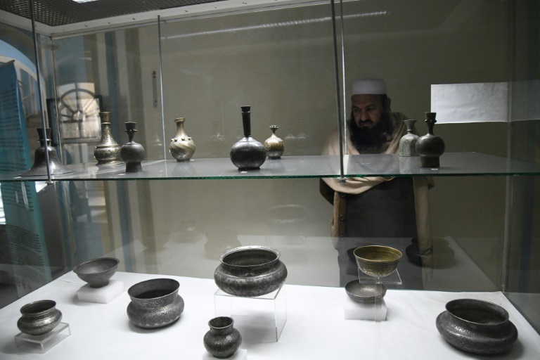 رجل يزور متحف أفغانستان الوطني في 12 كانون الأول/ديسمبر 2021 (ا ف ب)