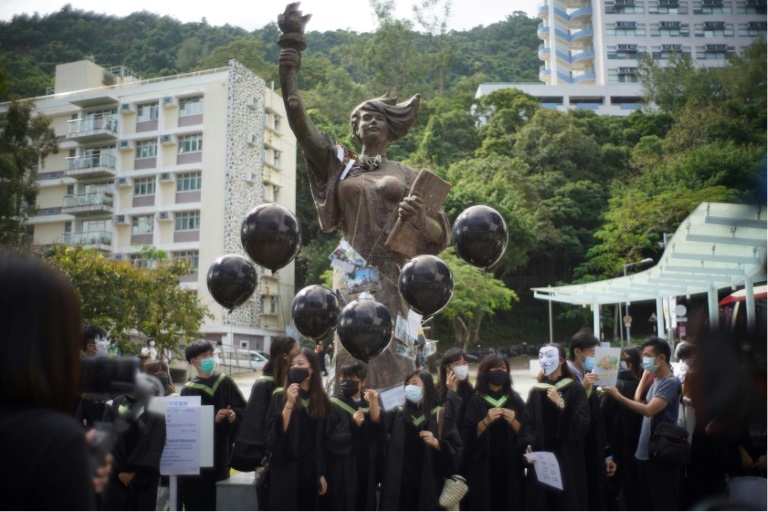 صورة من الارشيف في 1 تشرين الثاني/نوفمبر 2020 من جامعة هونغ كونغ الصينية لطلاب حول تمثال طالبة الديموقراطية" (ا ف ب)