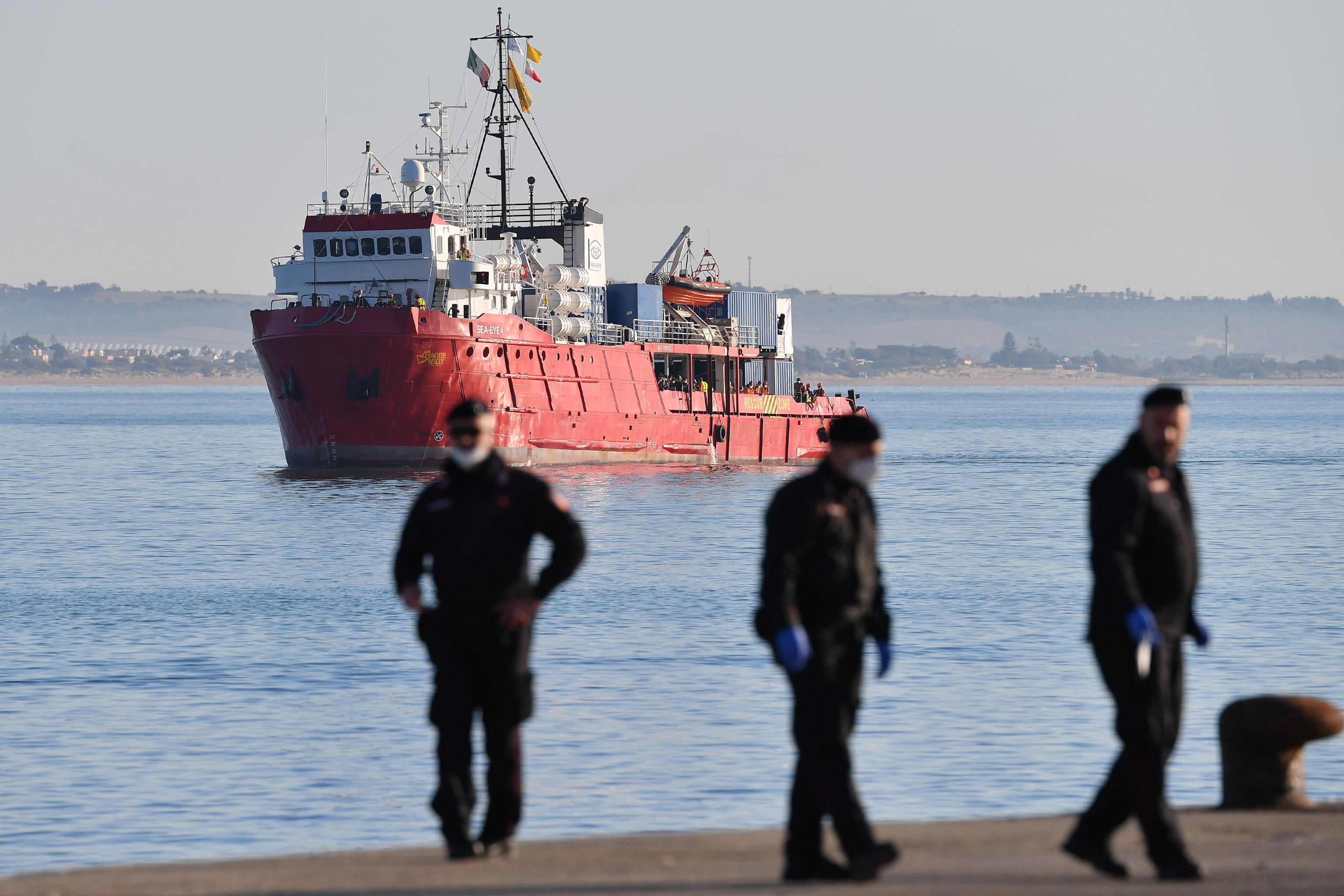  السفينة "عين البحر 4" التابعة لمنظمة الإنقاذ البحري الألمانية تصل إلى ميناء بوزالو(دب أ)