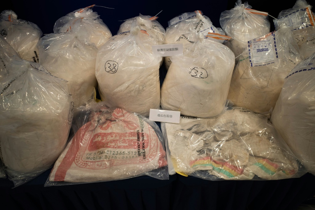 كميات من مخدّر كيتامين ضبطتها سلطات هونغ كونغ وعرضتها في مؤتمر صحافي في 25 ديسمبر 2021 (ا ف ب)