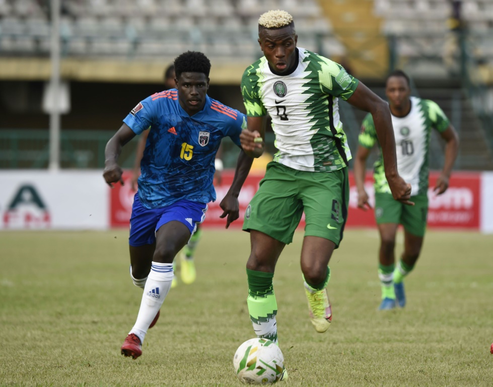 المهاجم النيجيري فيكتور أوسيمهن خلال مباراة منتخب بلاده ضد الرأس الأخضر في التصفيات المؤهلة إلى كأس العالم 2022 (ا ف ب)
