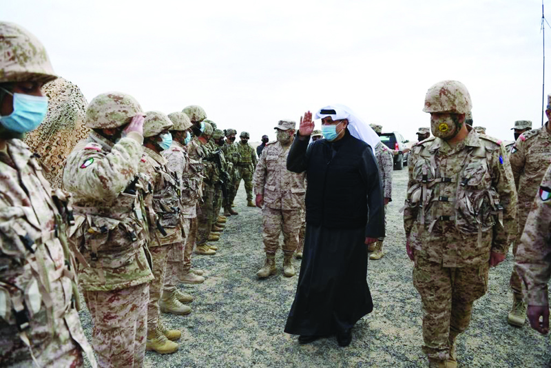 وزير الدفاع الكويتي الشيخ حمد جابر العلي الصباح يلتقي القوات المشاركة في تمرين "تحرير 21" ( كونا)