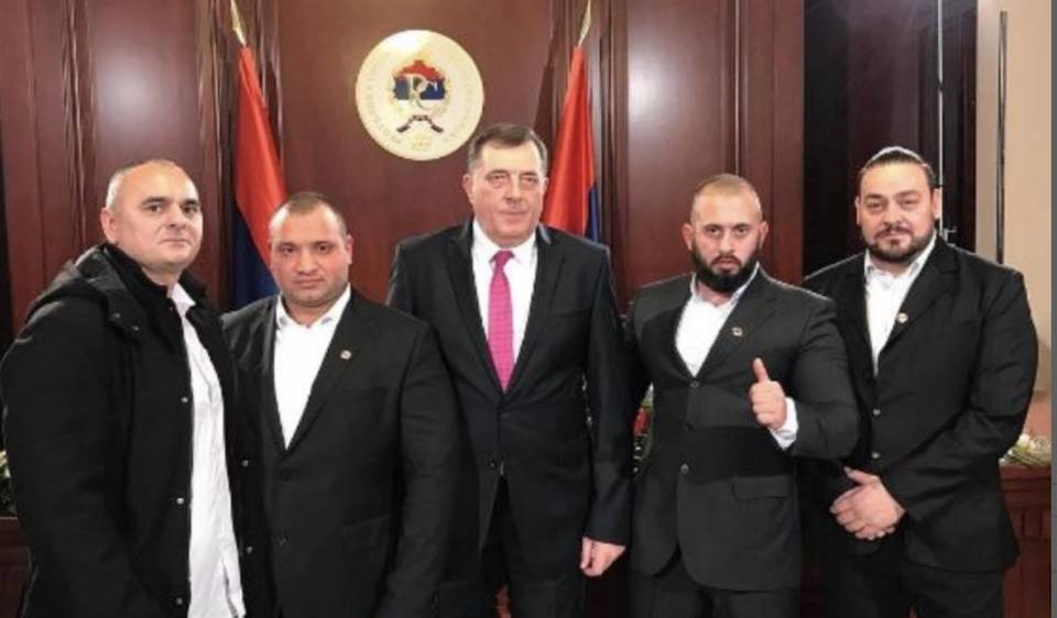 صورة نشرها موقع "زورنال" لمجموعة من أعضاء المليشيا بصحبة الزعيم الصربي الانفصالي دوديك.  (zurnal)