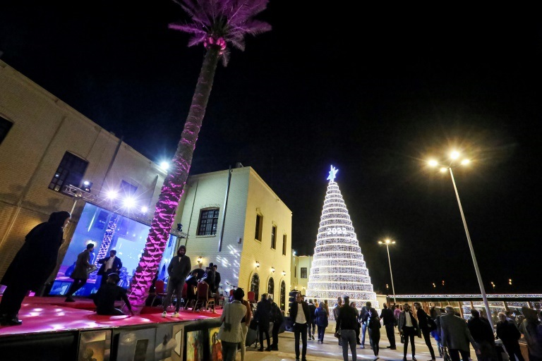 شجرة عيد الميلاد منصوبة في شارع المتنبي عند افتتاحه بحلّة جديدة في وسط العاصمة العراقية بغداد في 25 كانون الأول/ديسمبر 2021 (ا ف ب)