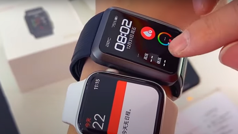 تأتي ساعة Huawei Watch D بهيكل مستطيل الشكل مصنوع من المعدن المتين (الصورة من موقع الشركة)