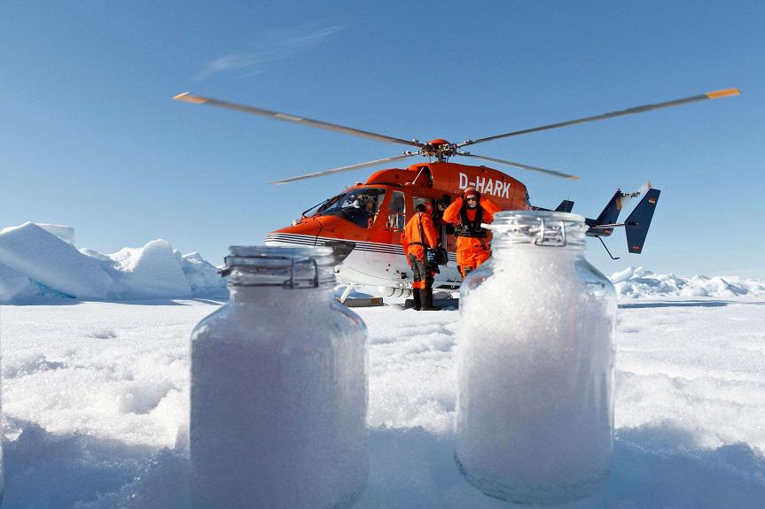 يجمع العلماء عينات من الثلج فوق الدائرة القطبية الشمالية. تصوير: ميلاني بيرجمان / معهد ألفريد فيجنر / تقدم العلوم