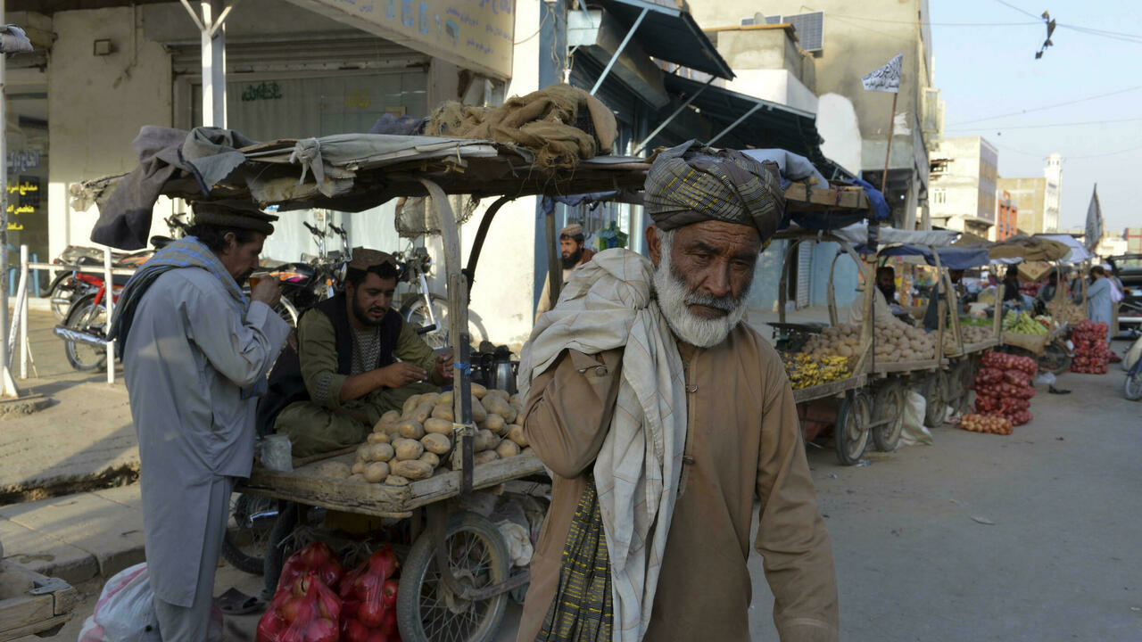 الآثار المجتمعة للجفاف والصراع وتداعيات كورونا قد أثرت بشدة على حياة المواطنين الأفغان (أ ف ب)