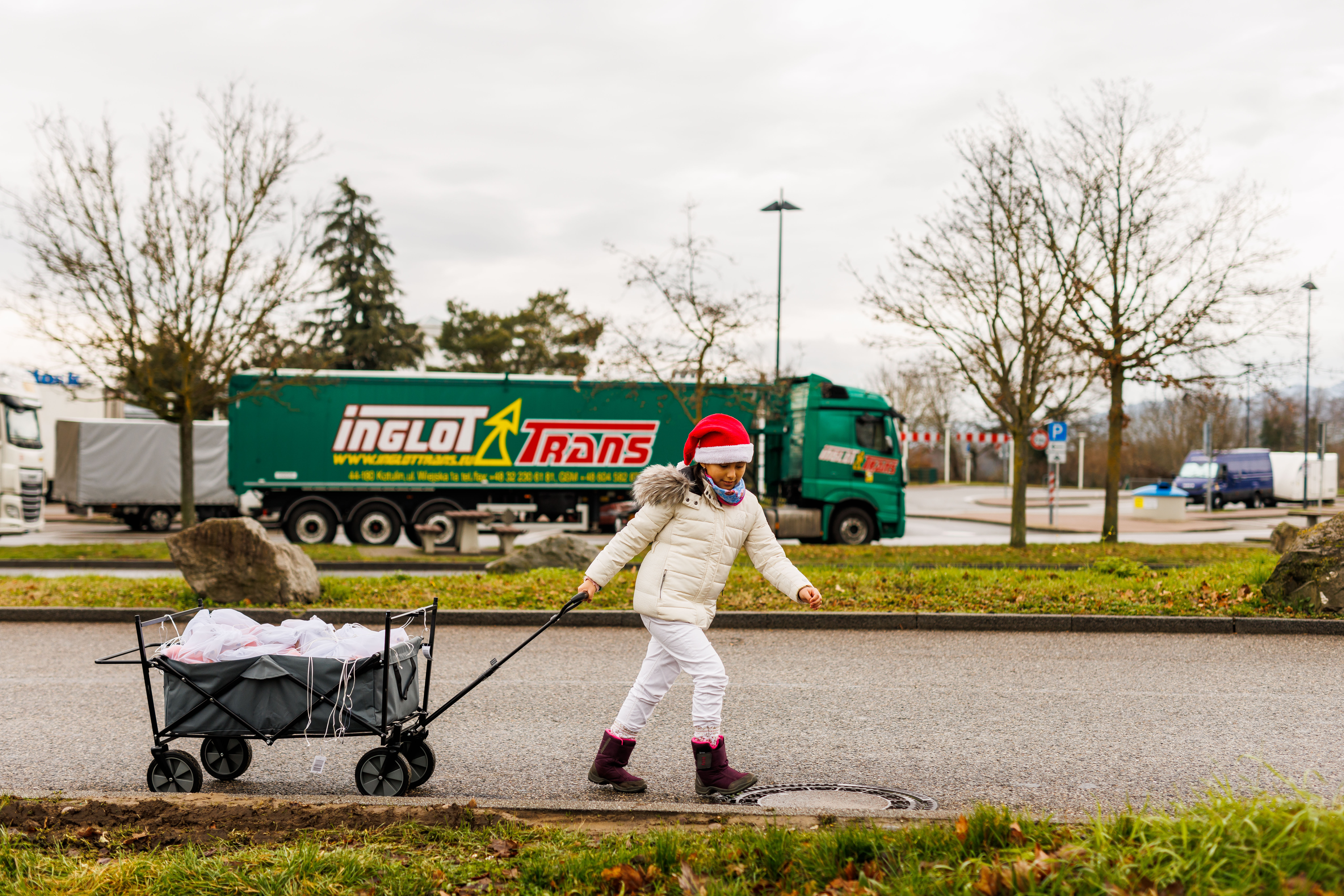 فورتمبرغ، شالشتات: فتاة صغيرة تسحب عربة مع فاكهة طازجة معبأة لإعطائها لسائقي الشاحنات الذين ينتظرون في منطقة خدمة بريسغاو(د ب أ)