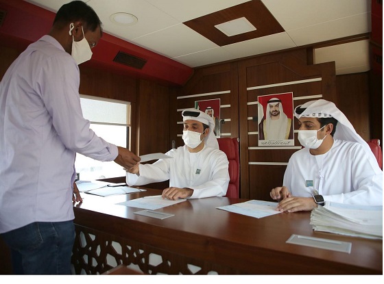 محكمة أبوظبي العمالية تسلم 40 مليون درهم مستحقات لـ2794 عاملا(وام)