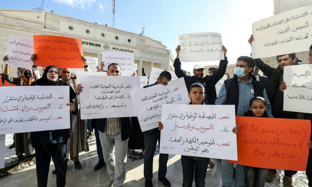 تظاهرة في ساحة الجزائر خارج بلدية طرابلس في العاصمة الليبية في 15 كانون الأول/ديسمبر 2021 للاحتجاج على أي تأجيل محتمل للانتخابات المقرر إجراؤها في 24 كانون الأول/ديسمبر (أ ف ب)  