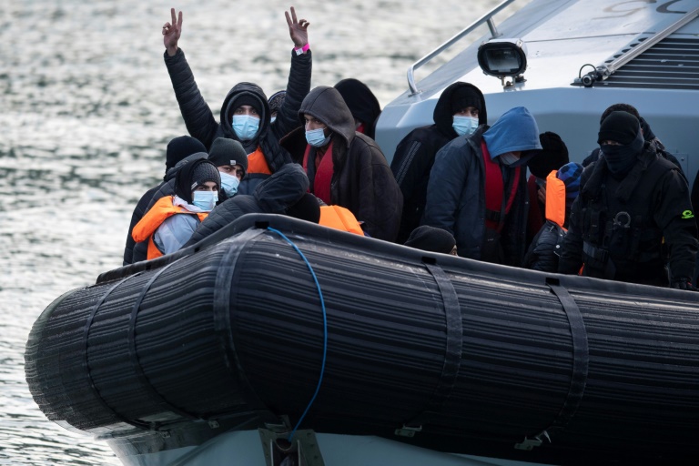 مهاجرون على متن زورق لقوات خفر السواحل الأوربية (ا ف ب)