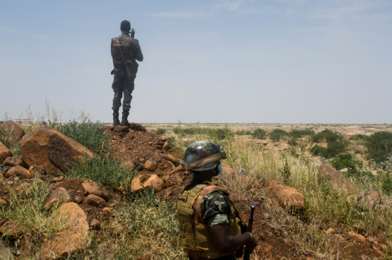 جنديان نيجريان يراقبان المنطقة الواقعة في غرب المثلث الحدودي في 10 أيلول/سبتمبر 2021 (ا ف ب).