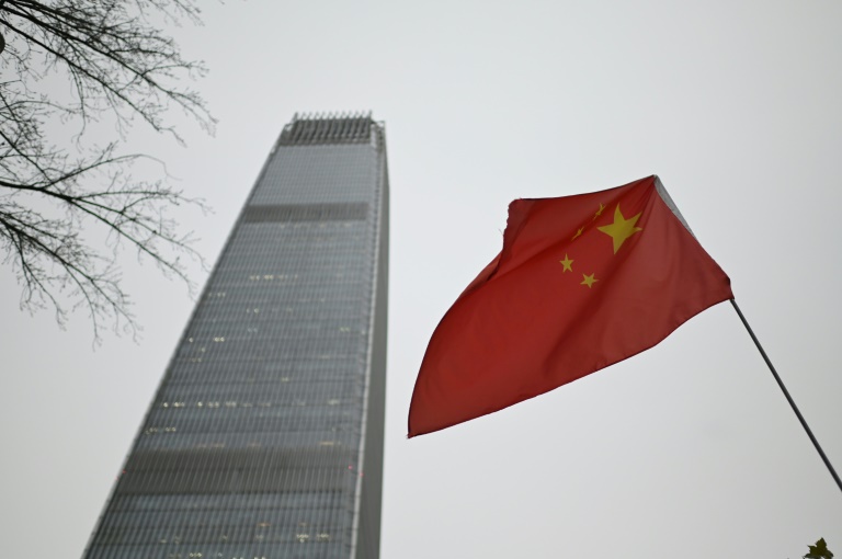 صورة مؤرخة في 29 تشرين الثاني/نوفمبر 2021 تظهر علم الصين قرب أحد المباني في بكين(ا ف ب)
