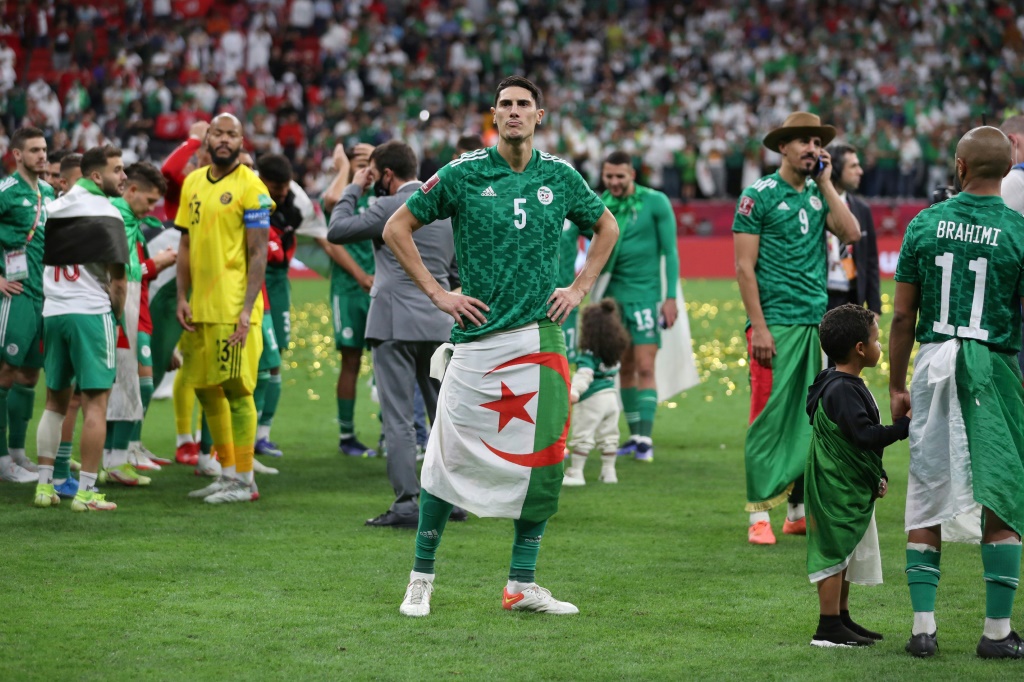 فرحة لاعبي المنتخب الجزائري بعد الفوز بأول لقب له في كأس العرب التي أقيمت في قطر (ا ف ب)