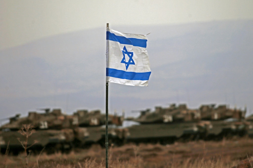    دبابات إسرائيلية خلال مناورة بالقرب من مستوطنة رمات ترامب في هضبة الجولان المضمومة (أ ف ب)   