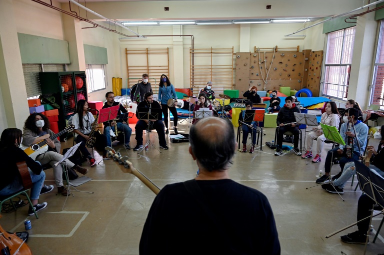 أعضاء أوركسترا "موسيقى إعادة التدوير" خلال حصة تدريب في مدريد في 18ديسمبر 2021 (ا ف ب)