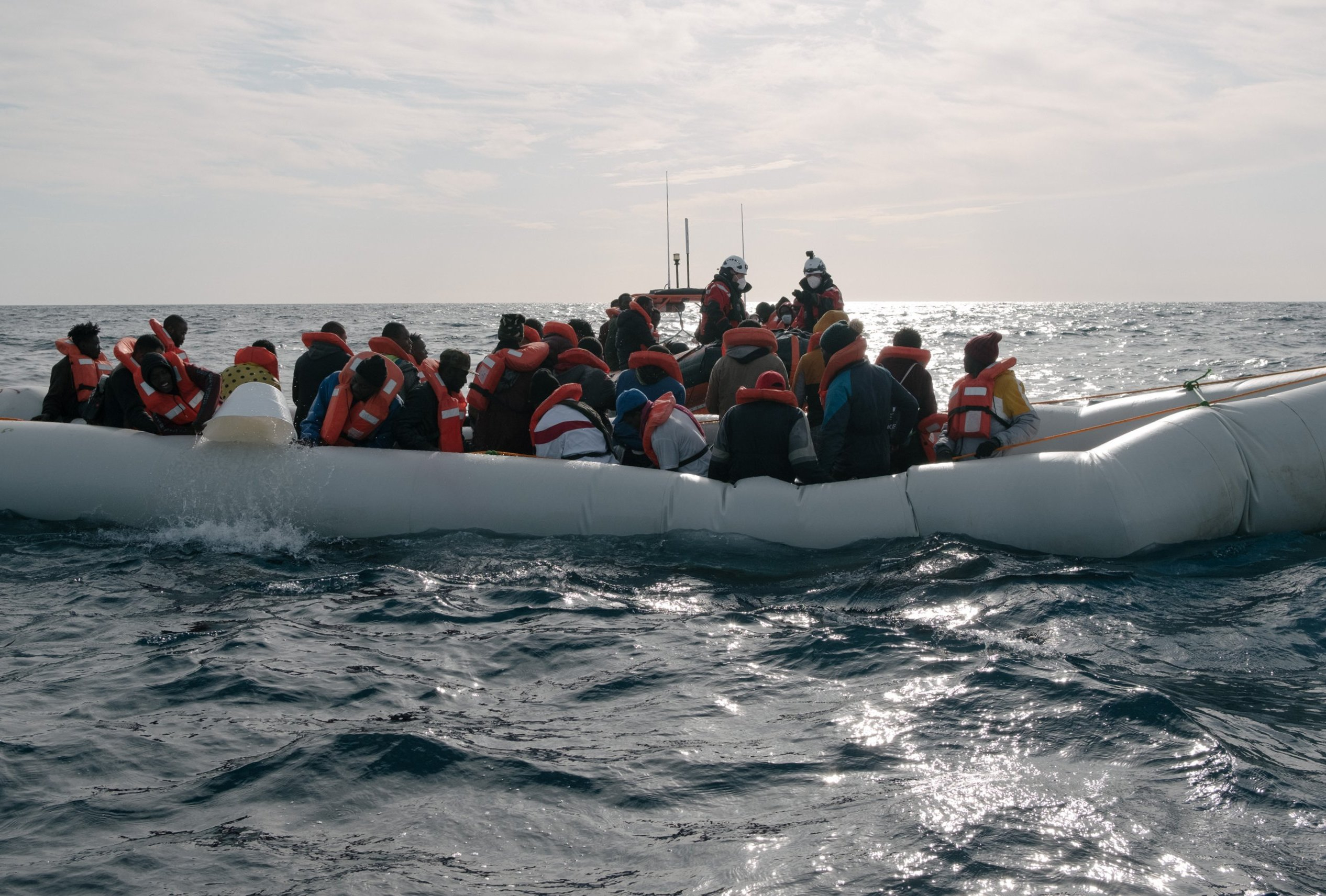 مهاجرون قبالة السواحل الايطالية(د ب أ)