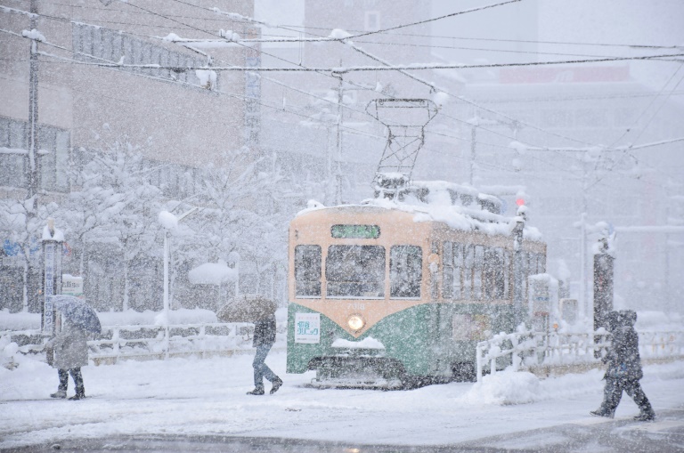 الثلوج الكثيفة في مدينة توياما اليابانية في 27 كانون الأول/ديسمبر 2021 (أ ف ب)