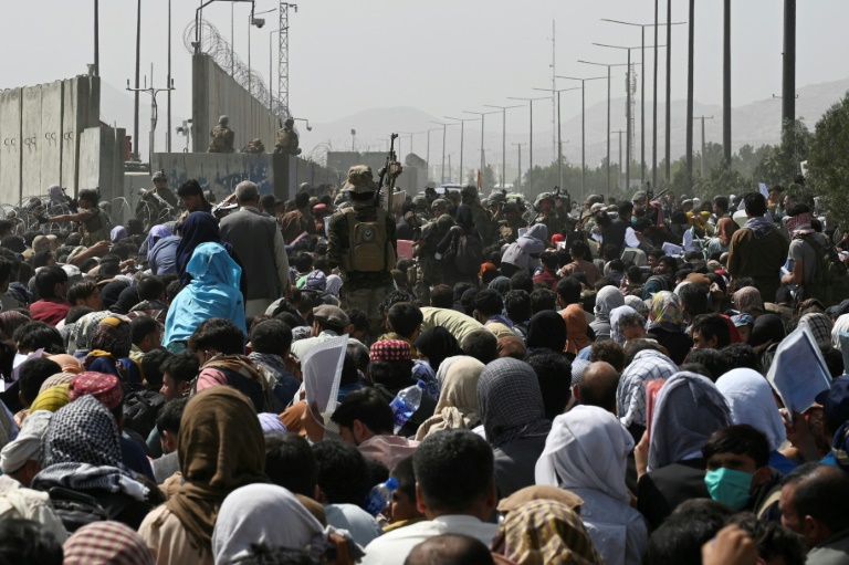 تجمع الأفغان في 20 أغسطس بالقرب من مطار كابول ، على أمل الفرار من البلاد مع عودة طالبان إلى السلطة (أ ف ب)