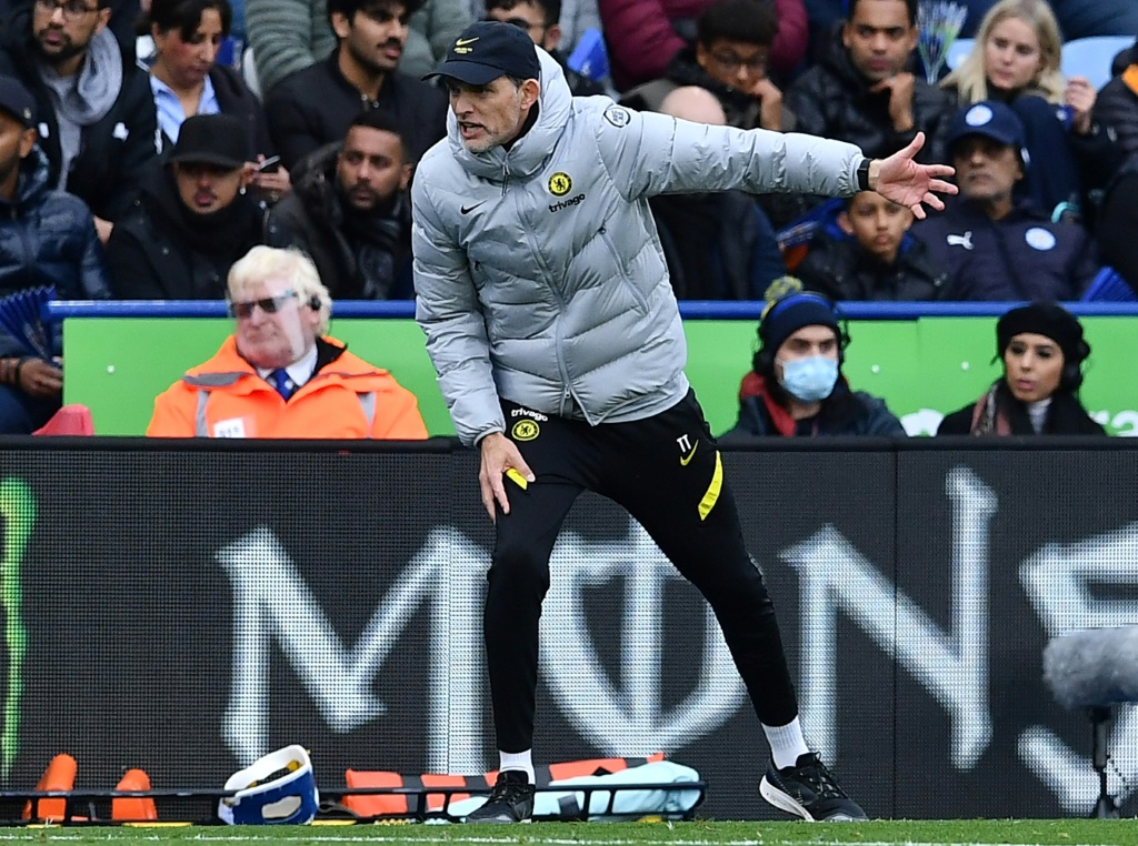 مدرب تشلسي الالماني توماس توخل يعطي تعليماته لافراد فريقه خلال مباراته ضد ليستر سيتي في الدوري الانجليزي (ا ف ب)