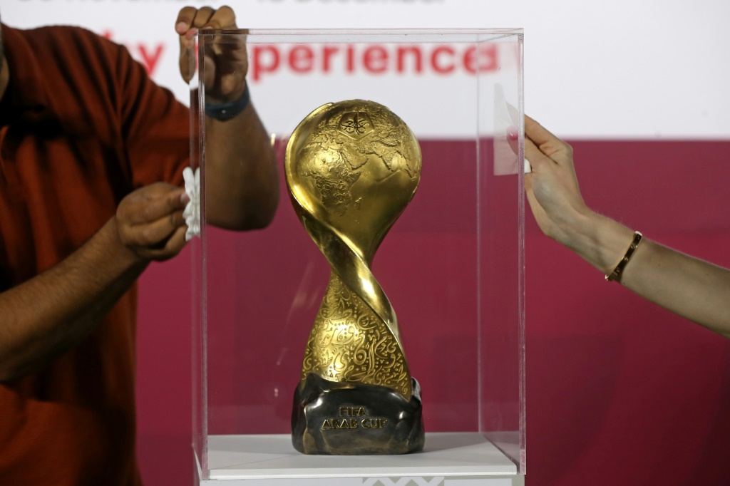كأس بطولة كأس العرب الذي توج به المنتخب الجزائري (ا ف ب)