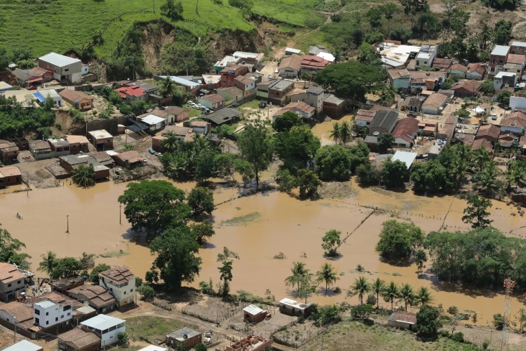 صورة وزعتها الرئاسة البرازيلية لمنطقة إيتامراجو بجنوب ولاية باهيا بعد أمطار غزيرة في 12 ديسمبر 2021 (ا ف ب)