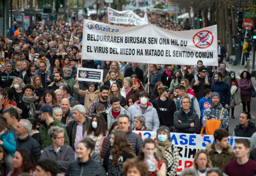 صورة مؤرخة في 26 كانون الاول/ديسمبر 2021 لمتظاهرين في سان سيباستيان ضد الشهادة الصحية وتلقيح الأطفال ضد كوفيد (أ ف ب)