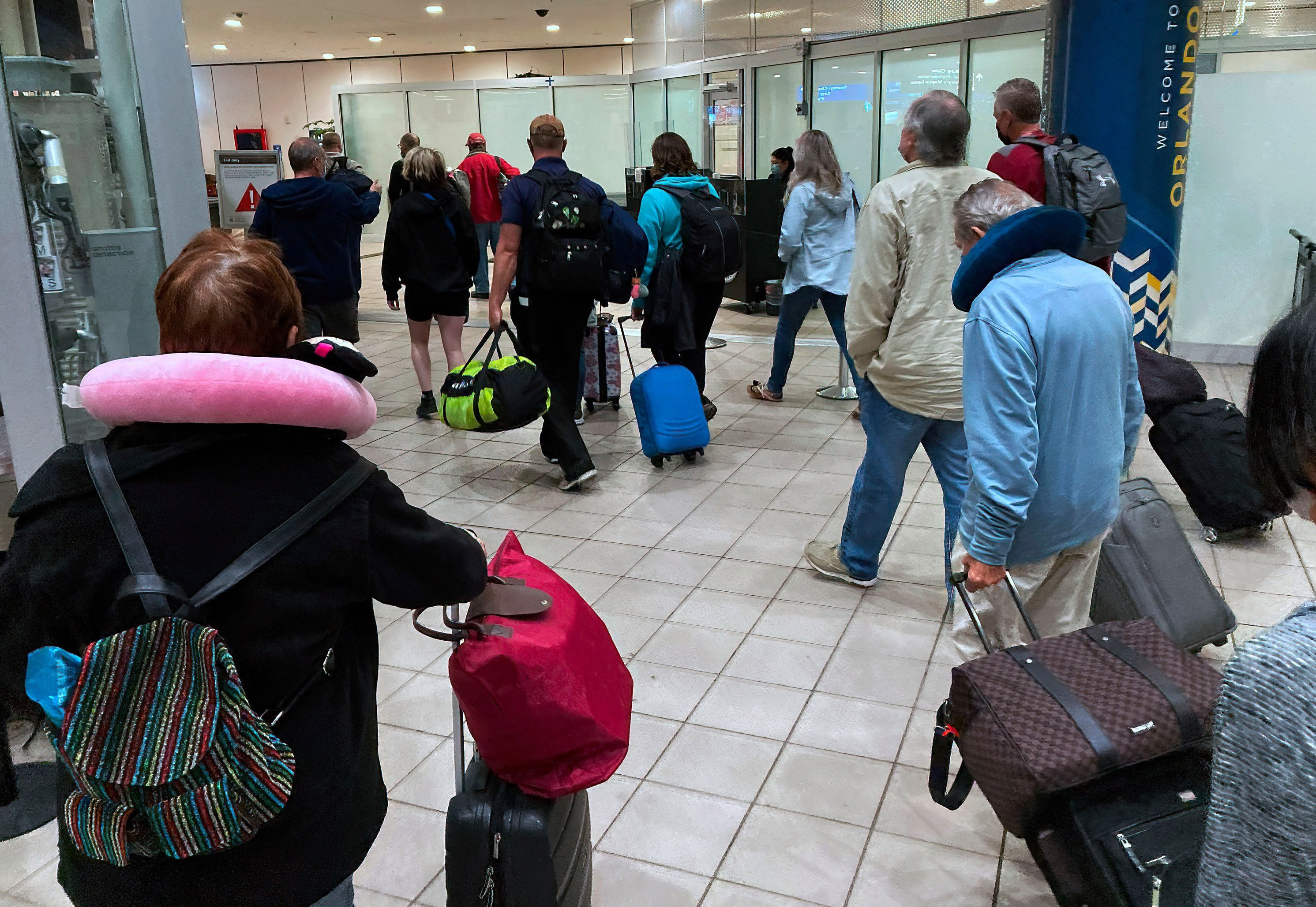 أورلاندو: يصل المسافرون إلى مطار أورلاندو الدولي بعد يومين من عيد الميلاد. بسبب نقص طاقم الرحلات الجوية نتيجة لمتغير COIVD-19 Omicron(د ب أ)