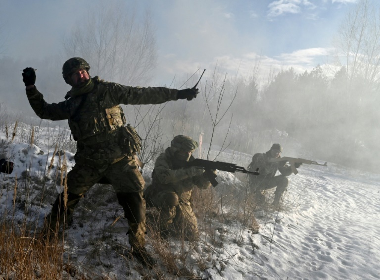  صورة مؤرخة في 25 كانون الاول/ديسبمر 2021 لجنود أوكرانيين خلال تدريبات قرب كييف(ا ف ب)
