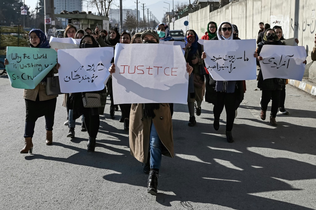 نساء أفغانيات يحملن لافتات خلال مظاهرة في كابول للمطالبة بإنهاء عمليات القتل خارج نطاق القضاء التي ترتكبها حركة طالبان (أ ف ب)