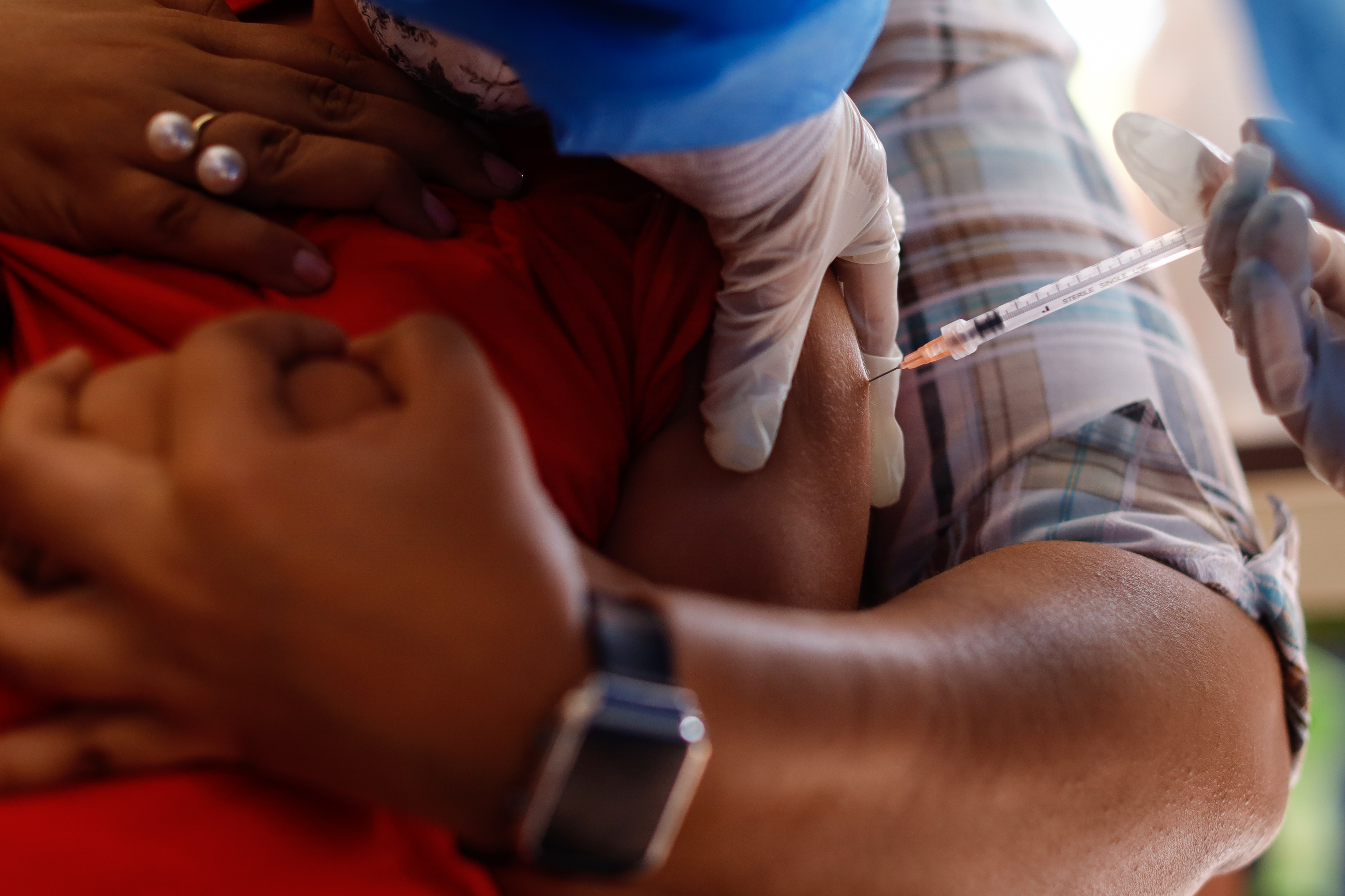 تجرى السلطات عملية تعقب للمخالطين لمنع تفشي متحور أوميكرون (د ب أ)