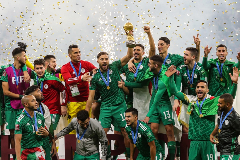 لاعبو المنتخب الجزائري يحتفلون بتتويجهم بكأس بطولة العرب التي اختتمت يوم 18 ديسمبر في قطر (د ب أ)