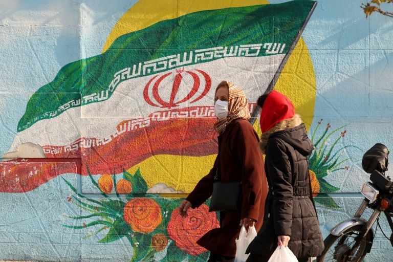 إيرانيون يسيرون في أحد شوارع العاصمة طهران في 28 كانون الأول/ديسمبر 2021 (ا ف ب)