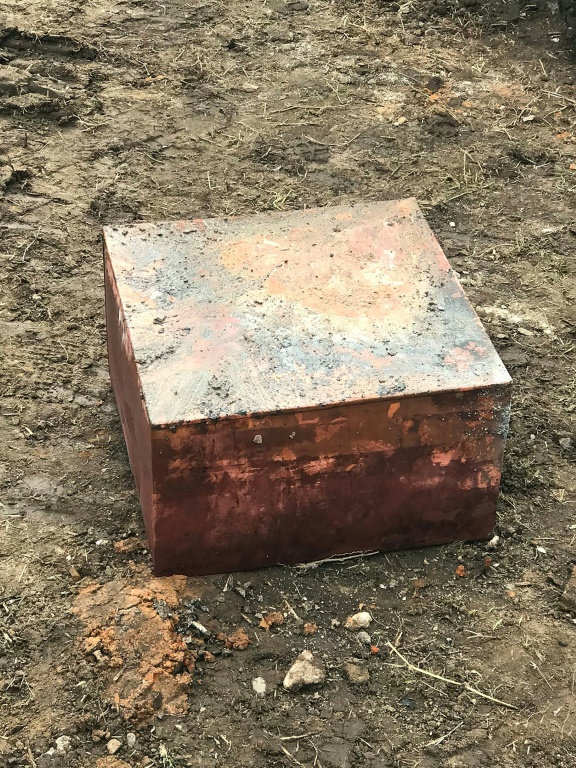 صورة نُشرت في 27 ديسمبر 2021 لكبسولة زمنية تحوي وثائق قديمة مدفونة عند قاعدة تمثال الجنرال روبرت لي في مدينة ريتشموند بولاية فيرجينيا شرق الولايات المتحدة (ا ف ب)