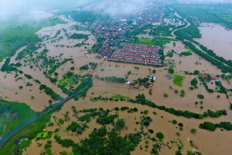 صورة من الجور لآثار الفيضانات في إيتابيتينغا جنوب ولاية باهيا البرازيلية بتاريخ 26 ديسمبر 2021 (ا ف ب)