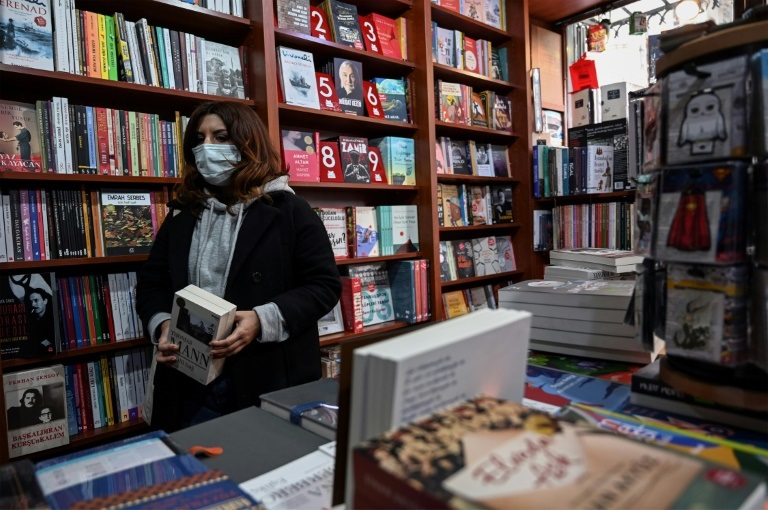 طالبة الدكتوراه التركية غلفاش أولاش في مكتبة بحي استقلال في اسطنبول في السادس من كانون الأول/ديسمبر 2021 (ا ف ب)