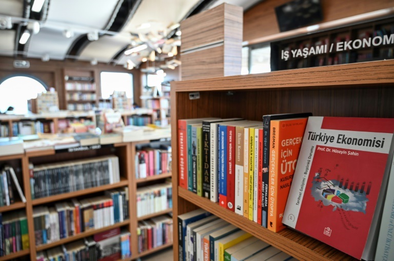 كتب في داخل مكتبة بحي كراكوي في اسطبنول في 2 كانون الأول/ديسمبر 2021 (ا ف ب)