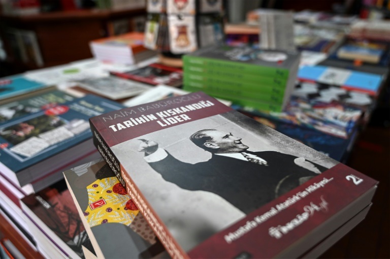 كتب في داخل مكتبة بحي كراكوي في اسطبنول في 6 كانون الأول/ديسمبر 2021 (ا ف ب)